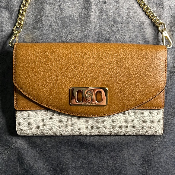 Michael Kors crossbody clutch - Picture 2 of 7